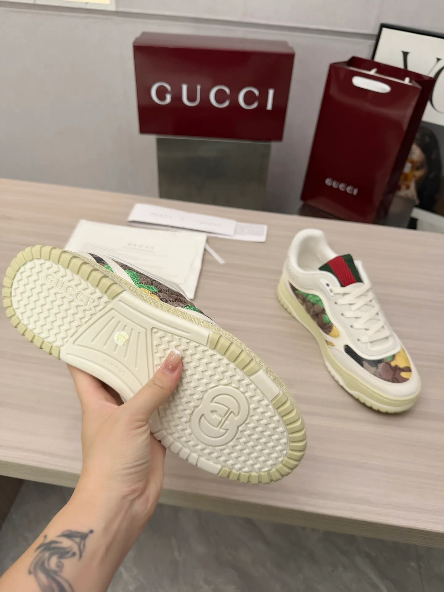 [G Home] P: 600💰 Men's Size: Men's 39-44 (45 custom-made) 🆕2025.GUCC Gucci original order quality The latest popular high and low top distressed couple sneakers series are shipped. Original purchase, development and production. This high and low top sneakers adopt a basketball-style silhouette design, cleverly integrated with hollow panels and distressed effects, showing unique ingenuity. The ingenuity incorporates brand logo details such as interlocking Double G styling accessories and Gucci lettering, a low-key tribute to the brand's design heritage. Exquisite packaging at the delivery counter 🛍📦 ▪️ Fabric: Original customized imported first-layer cowhide ▪️ Inner lining: Imported first-layer cowhide ▪️ Sole: Original molded two-color TPU sole ▪️ Sole thickness: 3cm
